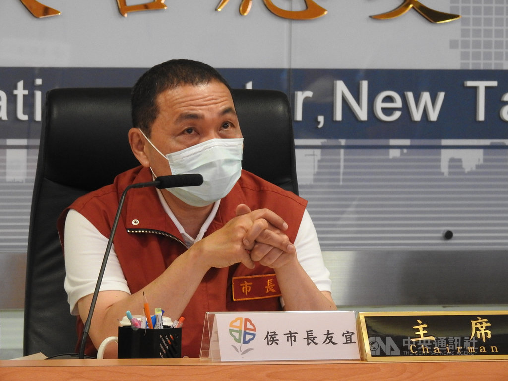 新北市長侯友宜1日主持防疫會議,會中指出配合中央6月7日大解封,初步決定市場及夜市將解除出入口管制,攤商維持戴口罩等自主管理。中央社記者王鴻國攝 109年6月1日