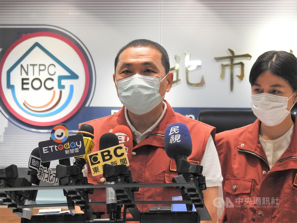 台北市環保局統計指出,雙北垃圾袋互用後整年垃圾清運量比前年增加1萬噸,今年1至4月垃圾清運量也比去年同期成長,懷疑是業者將新北垃圾夾帶導致。新北市長侯友宜(左)1日受訪表示,新北今年1到4月垃圾受疫情影響也增加,雙北應共同分析並努力垃圾減量。中央社記者王鴻國攝 109年6月1日