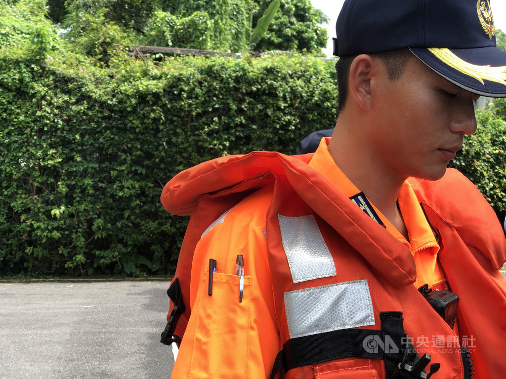 海洋委員會海巡署1日正式啟用新式安檢勤務服,為符合作業需求,上衣增設筆插、胸前密錄器、無線電發話器附掛點及夾槽等。中央社記者侯文婷攝 109年6月1日