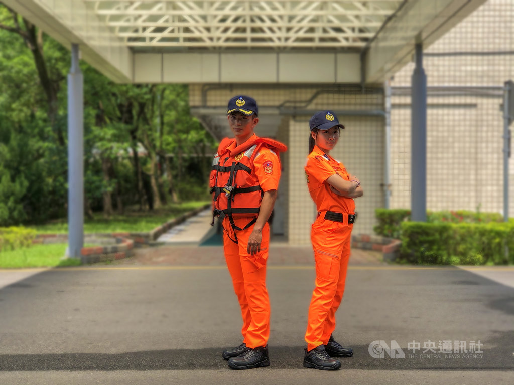 海洋委員會海巡署1日正式啟用新式安檢勤務服,除承襲使用20年的傳統橘色,還結合新增女版服裝等5大創新特點,預計共發放1萬3000套新制服。中央社記者侯文婷攝 109年6月1日