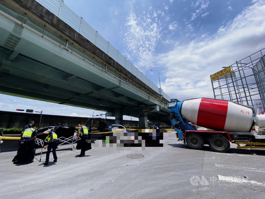 新北板橋環河西路1日上午發生死亡車禍,一輛水泥預拌車疑違規左轉且未禮讓直行車,造成兩部重機剎車不及直接撞上,兩名重機騎士當場死亡。(翻攝畫面)中央社記者王鴻國傳真 109年6月1日