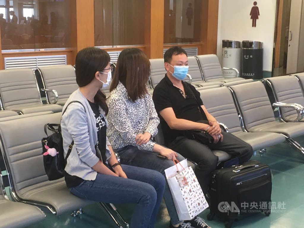 自稱拿督斯里的44歲馬來西亞籍吳帝慶(右)設立空頭公司,在馬國、新加坡、柬埔寨等地從事非法吸金,粗估詐騙金額超過人民幣上億元,遭國際刑警組織發布紅、藍色通報,刑事局獲報追緝,5月16日將他遣返馬國。(刑事局提供)中央社記者黃麗芸傳真 109年6月1日