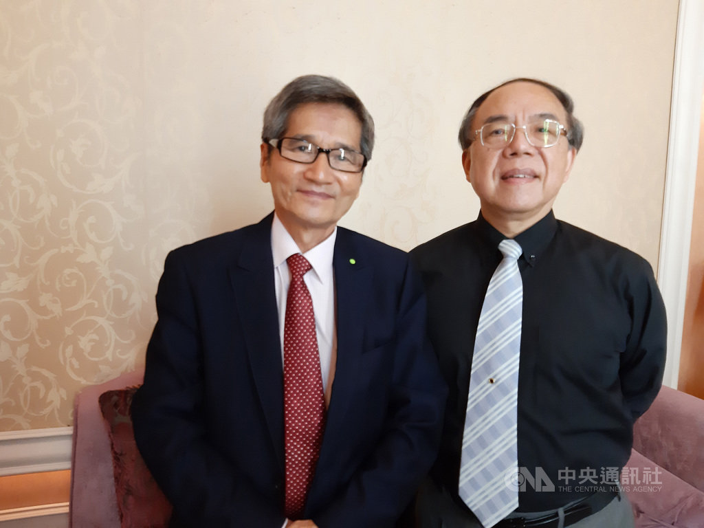 友訊科技支持市場派獨立董事馮忠鵬(右)及鍾祥鳳,1日召集股東臨時會,通過解任友訊董事長胡雪在內的公司派5席董事。中央社記者潘智義攝 109年6月1日