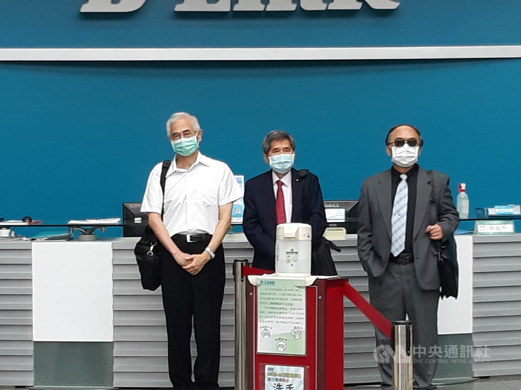 友訊科技支持市場派獨立董事馮忠鵬(右)、鍾祥鳳(中),1日召集股東臨時會,通過解任公司派5席董事,並召開董事會推舉李中旺(左)為董事長。3人中午到友訊科技辦理交接,在1樓大廳遭阻擋無法入內。中央社記者潘智義攝 109年6月1日