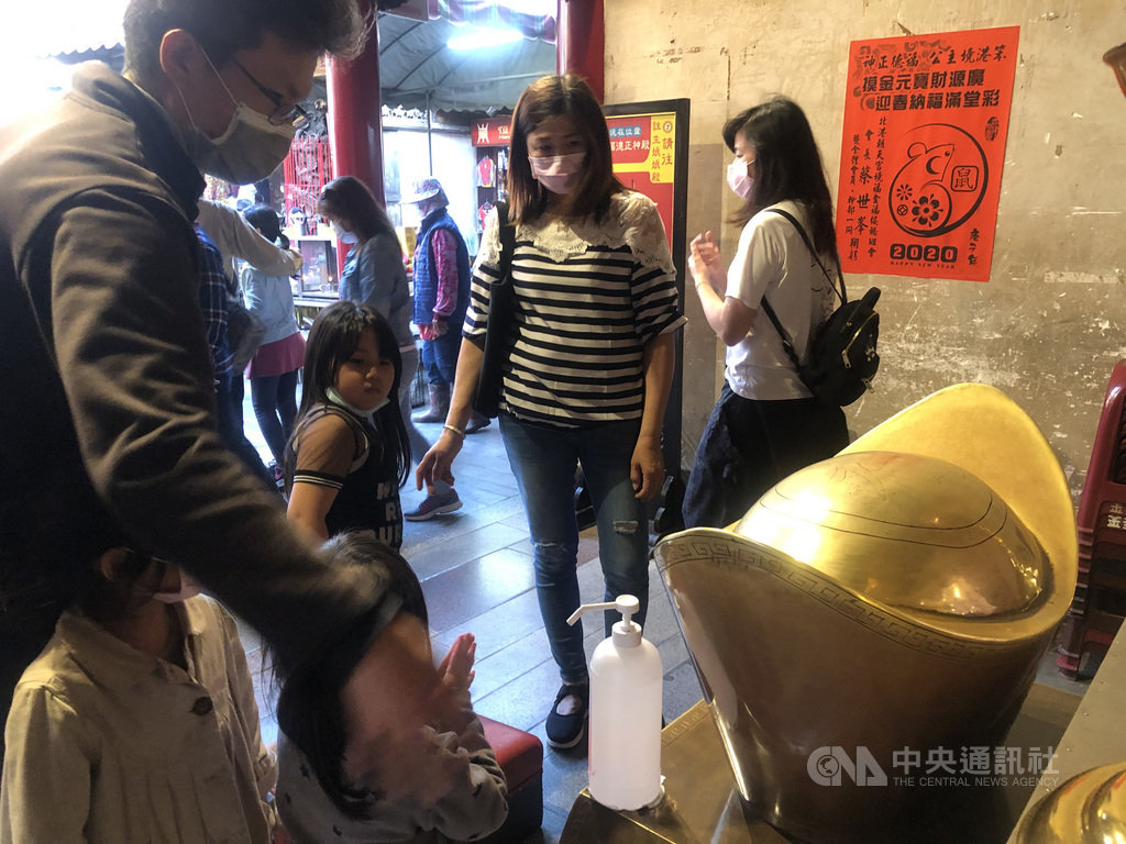 配合雲林縣政府1日解封,北港朝天宮恢復民眾自由參拜,不強迫戴口罩、量體溫,但廟方仍呼籲民眾做好個人衛生,包括撫摸求財祈福的福德正神殿金元寶後,請進行手部消毒。(北港朝天宮提供)中央社記者蔡智明傳真 109年6月1日