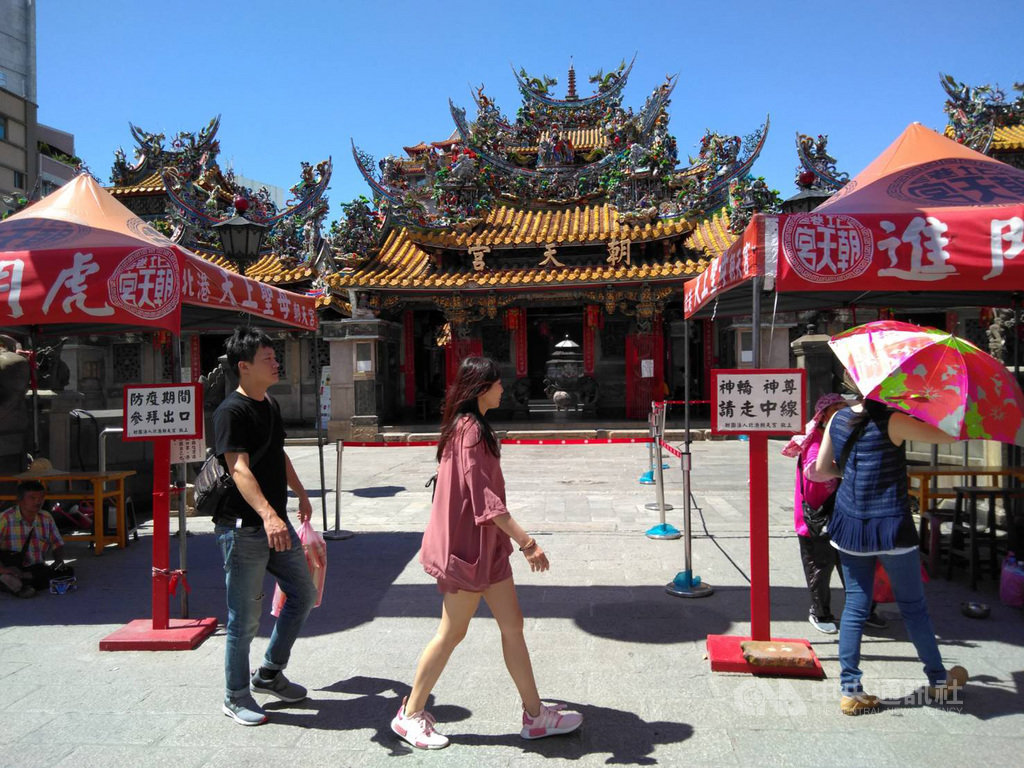 配合雲林縣政府1日解封,北港朝天宮恢復民眾自由參拜,不強迫戴口罩、量體溫,但廟方仍呼籲民眾自主健康管理,有發燒或呼吸道症狀者,先不要到廟裡參拜。中央社記者蔡智明攝 109年6月1日