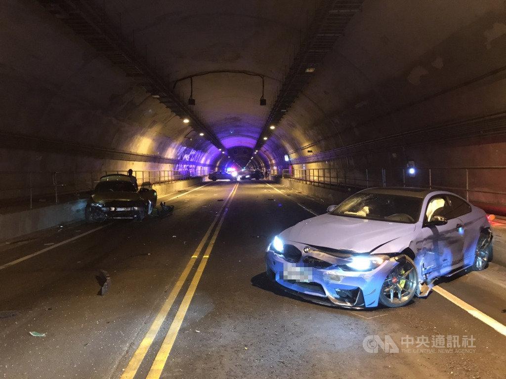 3輛BMW跑車31日凌晨疑在新北市基平隧道內競速,車速過快撞成一團,還波及一輛無辜轎車,事故現場一片狼藉,所幸未傳出嚴重傷亡。(讀者提供)中央社記者王朝鈺傳真 109年6月1日