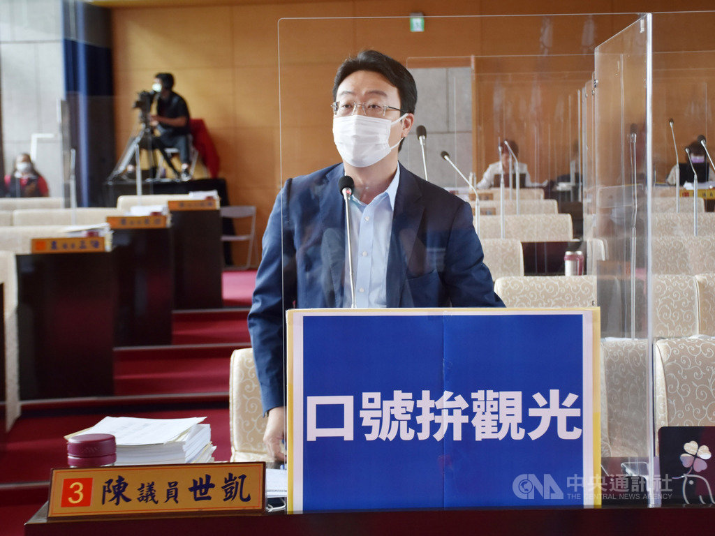 台中市議會1日召開交通地政業務質詢,民進黨籍議員陳世凱(圖)質詢指出,市府推60組業者代表,讓衛福部長陳時中逐一幫忙喊讚並合影,將所有商圈包裹在一起,這種作法僅會淪為口號拚觀光,效果有限。中央社記者趙麗妍攝 109年6月1日