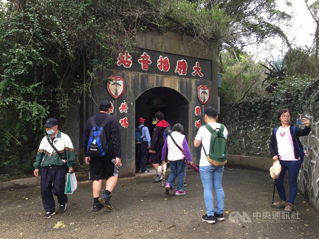 金門縣政府觀光處1日表示,大膽島地處邊陲,但縣府仍採取高規格防疫,讓來到大膽島的旅客,可以安心遊玩。例如大膽播音站室內暫停開放,遊客可以在門口拍照。中央社記者黃慧敏攝 109年6月1日