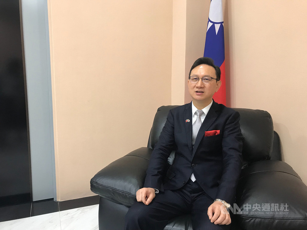 前駐泰國代表童振源1日從泰國返回台灣,準備接任僑務委員會委員長。他表示,要讓僑委會做為槓桿支點,連結台灣民間資源和全球僑胞。中央社記者呂欣憓曼谷攝 109年6月1日