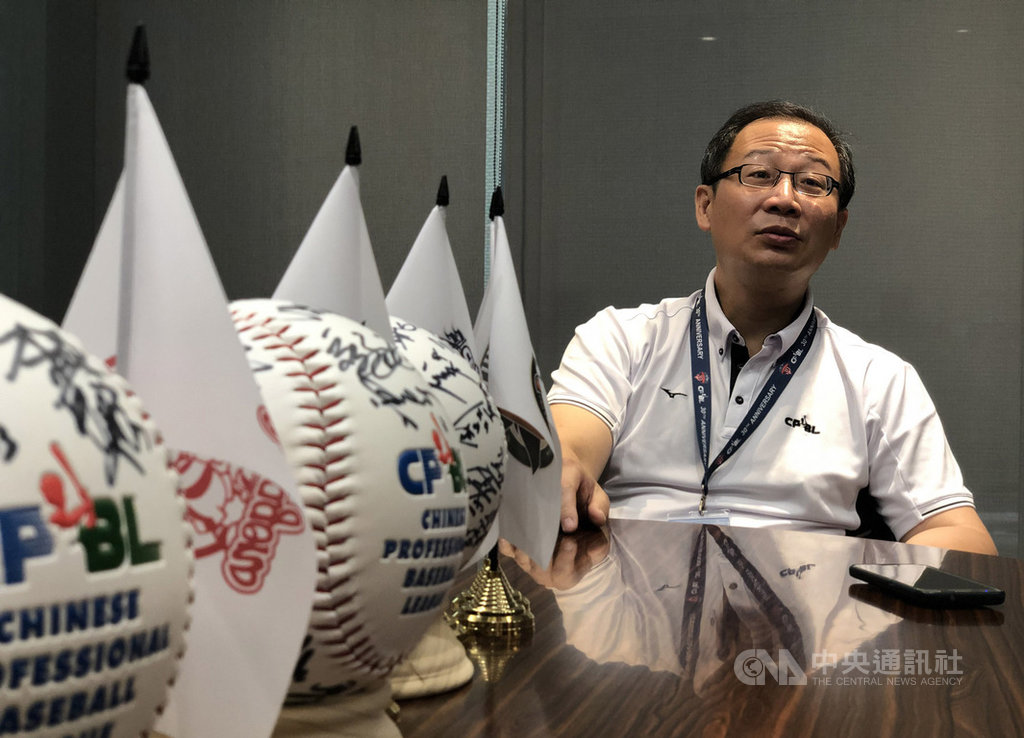 國內武漢肺炎疫情穩定趨緩,中華職棒日前已提交新防疫計畫,中職會長吳志揚(圖)1日表示,盼中職成為全球第一個恢復正常觀賽的職業賽事,也希望邀請總統蔡英文到場觀賽。中央社記者謝靜雯攝 109年6月1日