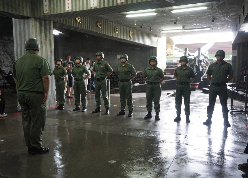國內武漢肺炎疫情趨緩,金門知名軍事景點獅山砲陣地1日重新開放,精彩砲操也重現民眾眼前。砲操演出團隊表示,看到旅客回來,砲陣地重新有了活力,感覺很棒。中央社記者黃慧敏攝 109年6月1日