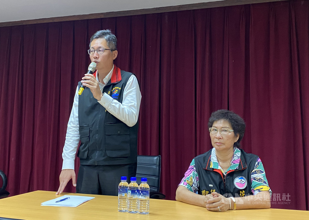 人本教育基金會與多名玉里國小家長1日在花蓮縣議會會議室舉行記者會,指控高雄市政府任由不適任特教老師介聘花蓮;縣府教育處長李裕仁(左)到場關心,表示會協助後續訴訟解決。中央社記者李先鳳攝 109年6月1日