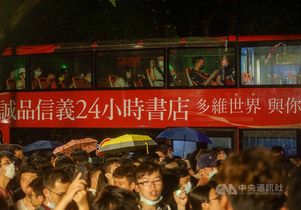 陪伴民眾走過多個年頭的「不打烊書店」誠品敦南店1日凌晨零時正式熄燈,現場並同步啟動「靈感不打烊巴士」,接駁民眾前往接棒24小時營運的誠品信義店。中央社記者裴禛攝 109年6月1日