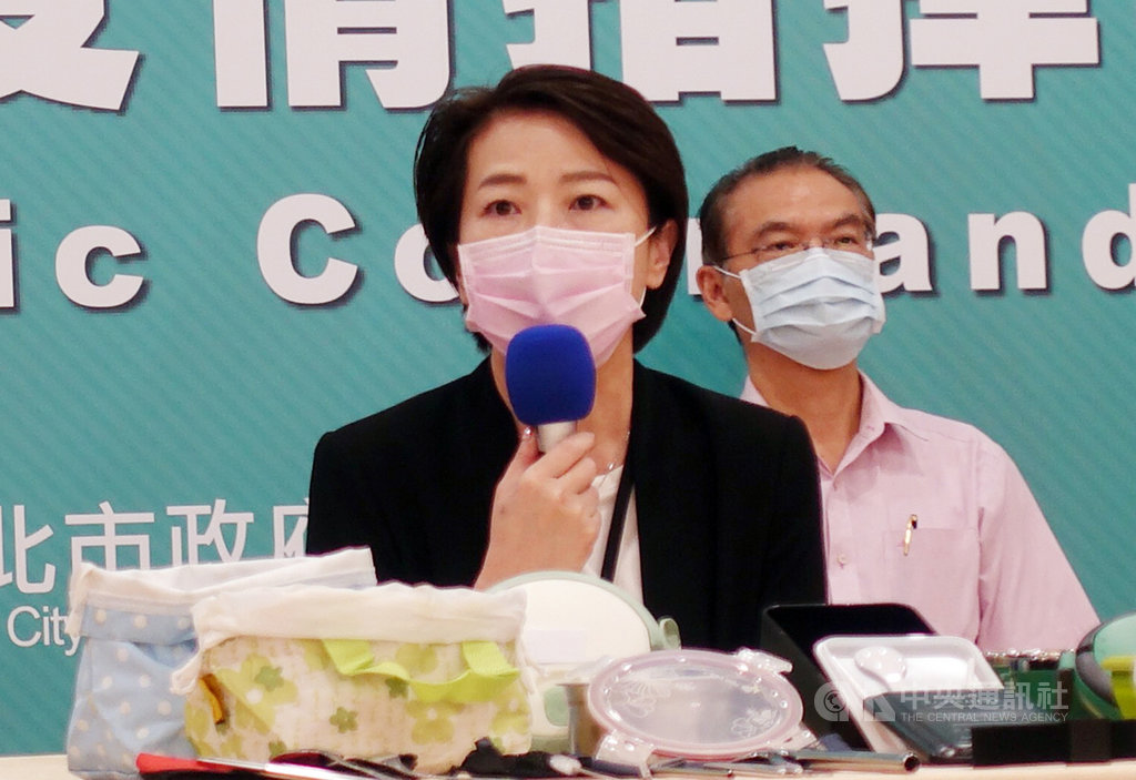 國內疫情趨緩,台北市除大眾運輸、公有市場外,其餘場館7日起全面解封。台北市副市長黃珊珊(前)1日進一步說明,只要有本土新增個案,就會立即封閉場館。中央社記者梁珮綺攝 109年6月1日