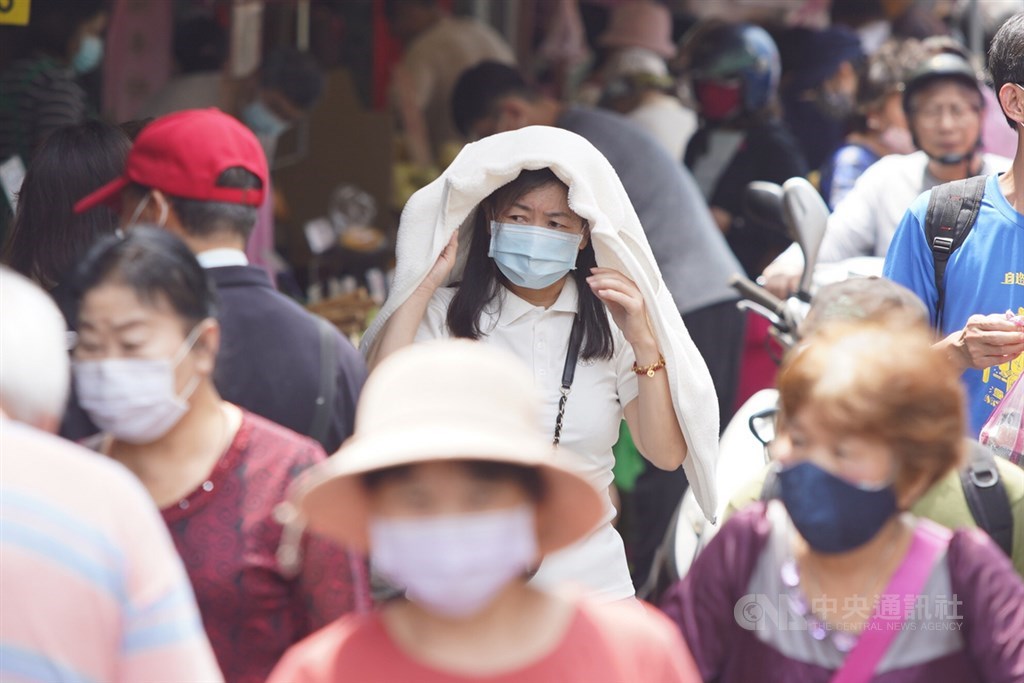中央氣象局指出,1日白天各地大多為多雲到晴天氣,高溫約攝氏32至34度,紫外線指數易達過量至危險級。(中央社檔案照片)