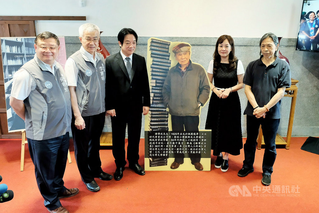 副總統賴清德(左3)1日前往弔唁「台灣文學之母」鍾肇政時表示,從高中起就閱讀鍾老的小說,鍾肇政的離開,是文學界的損失、客家界的損失,也是台灣的損失。中央社記者吳睿騏桃園攝 109年6月1日