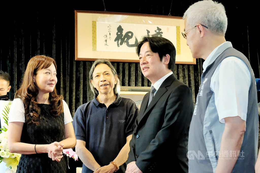 「台灣文學之母」鍾肇政日前辭世,副總統賴清德(右2)1日前往桃園弔唁時表示,鍾老的離開,是文學界、客家界的損失,也是台灣的損失。中央社記者吳睿騏桃園攝 109年6月1日