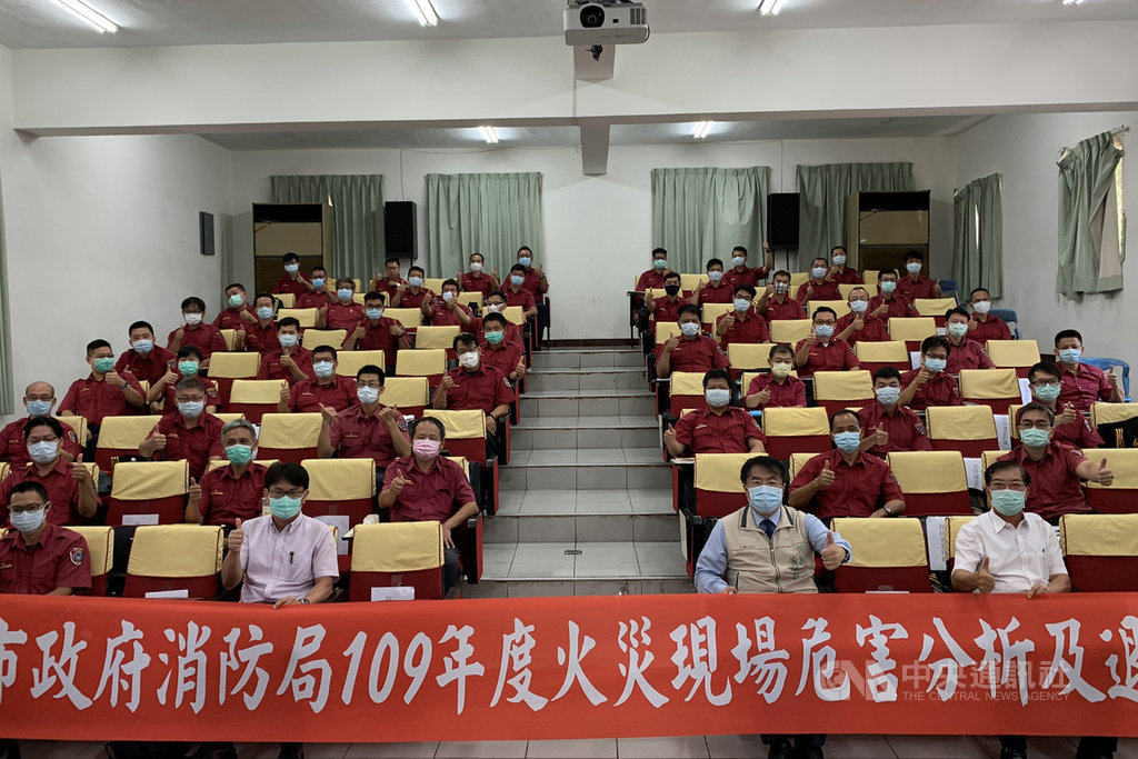 台南市政府1日起辦理為期9天的「火災現場危害分析及退避權訓練」課程,台南市長黃偉哲(前右2)主持開訓典禮。(台南市消防局提供)中央社記者楊思瑞台南傳真 109年6月1日