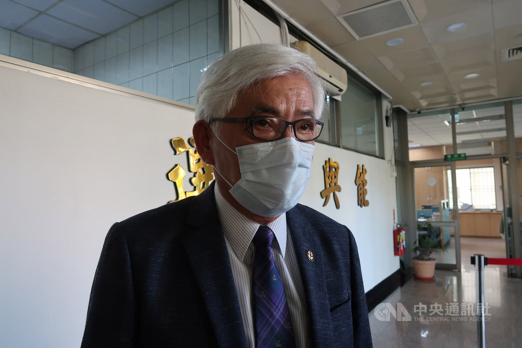 中央選舉委員會主任委員李進勇(圖)1日南下高雄,視察高雄市長韓國瑜罷免案選票印製情形,並到市選委會了解計票系統並做測試,盼做好每個環節,順利完成選務。中央社記者王淑芬攝 109年6月1日