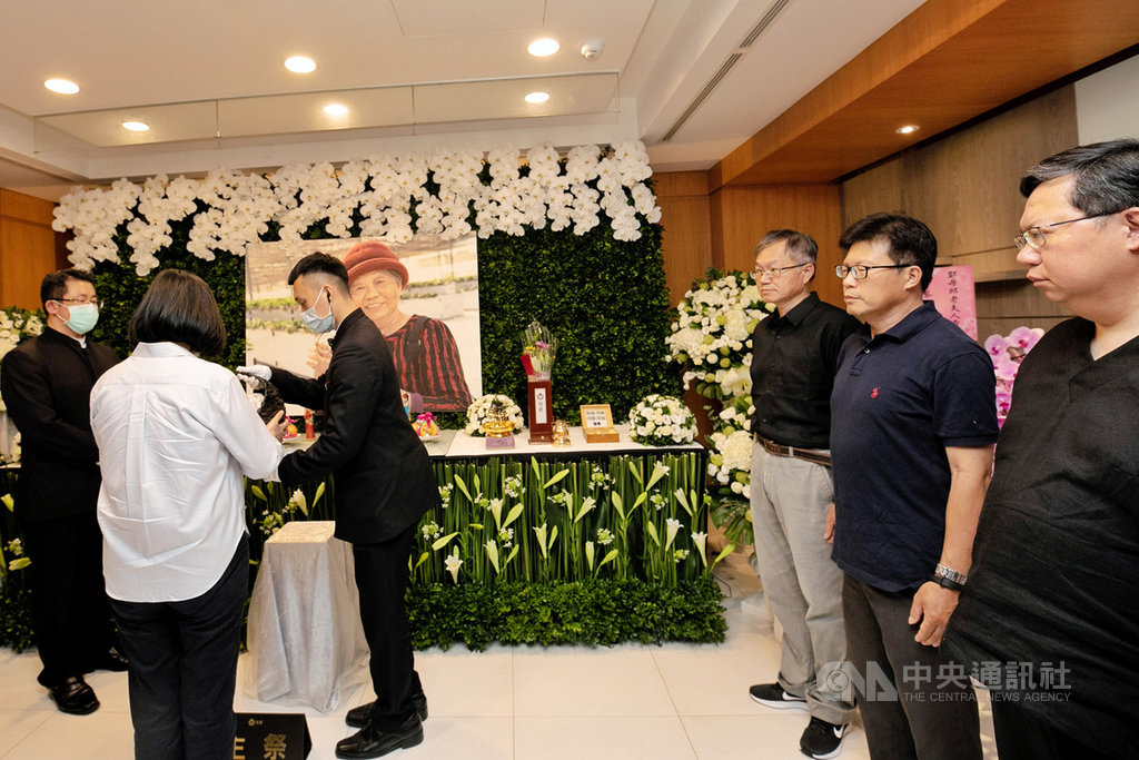 桃園市長鄭文燦(右)母親鄭邱碧回5月30日辭世,總統蔡英文(左2背對者)1日前往靈堂弔唁致哀。(讀者提供)中央社記者吳睿騏桃園傳真 109年6月1日