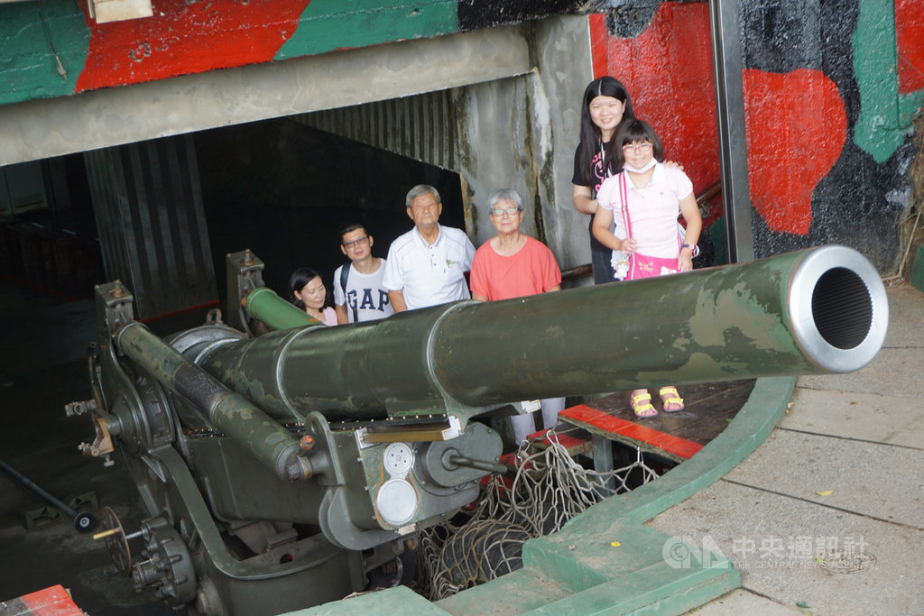 因武漢肺炎疫情關閉的金門縣獅山砲陣地1日重新開放,備受遊客喜歡的砲操也再次登場,不少台灣民眾攜家帶眷前來捧場,並與8吋榴砲合影。中央社記者黃慧敏攝 109年6月1日