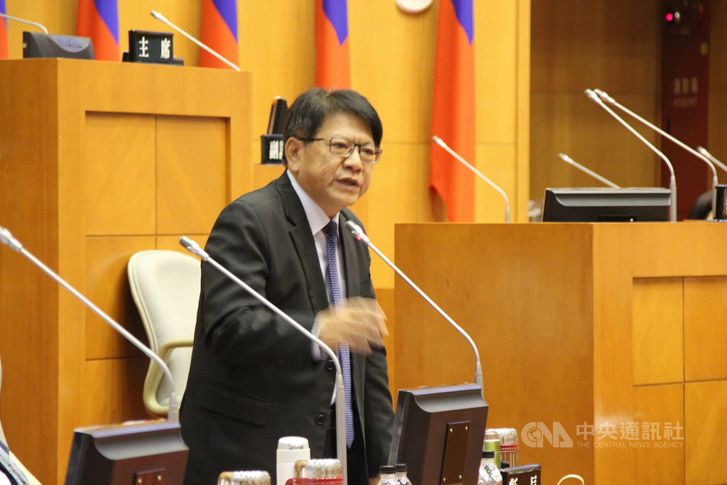 屏東縣長潘孟安1日在縣議會接受議員質詢時表示,交通建設與醫療對屏東最重要,如果中央不核定高鐵南延,他馬上請辭謝罪。(屏東縣議會提供)中央社記者郭芷瑄傳真 109年6月1日