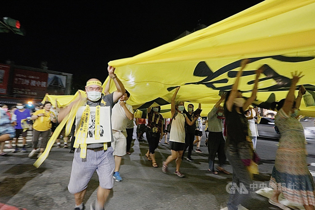 罷韓團體1日晚間持續舉辦遊行活動,為6日將登場的高雄市長韓國瑜罷免案投票催票,大批民眾身上、頭上綁著罷韓黃絲帶之餘,也一路合力高舉「超級民主黃布條」,展現「堅定罷韓」立場。中央社記者董俊志攝 109年6月1日