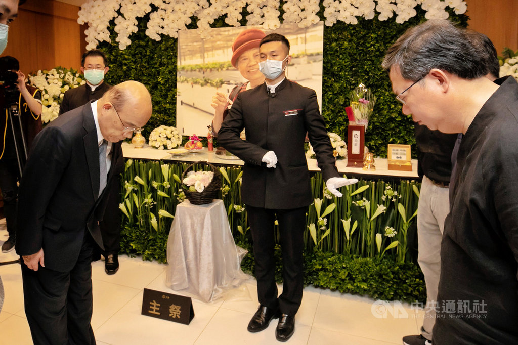 行政院長蘇貞昌(左)1日下午前往桃園市長鄭文燦(右)母親鄭邱碧回靈堂弔唁,停留不久隨即離開,未停留受訪。(讀者提供)中央社記者吳睿騏桃園傳真 109年6月1日