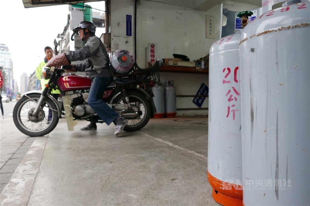 中油宣布,國內天然氣價格從2日起,平均調降10.24%;桶裝瓦斯的價格則不調整。(中央社檔案照片)