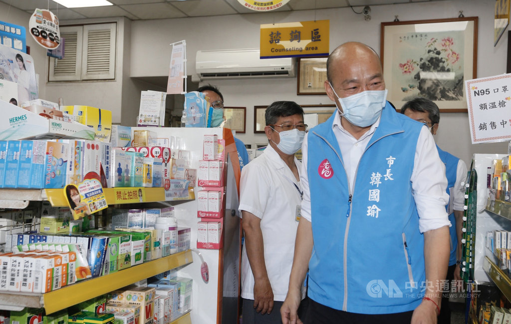 高雄市長韓國瑜(前右)1日訪視參與口罩實名制販售的人禾藥局,並頒發感謝狀。中央社記者董俊志攝 109年6月1日