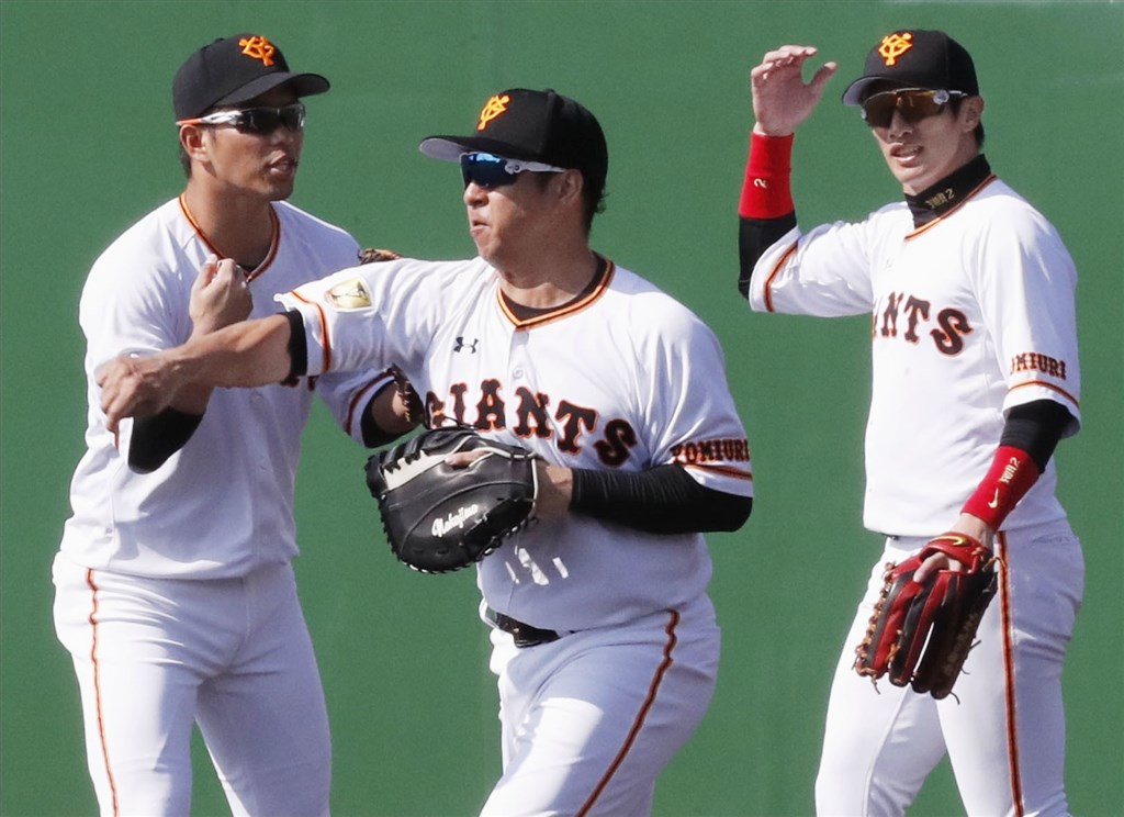 日職新球季將於19日開打,1日起開始打練習賽,讀賣巨人隊台灣好手陽岱鋼(右1)暫定先發打第8棒、守中外野。圖為2月13日巨人隊守備練習情形。(共同社提供)