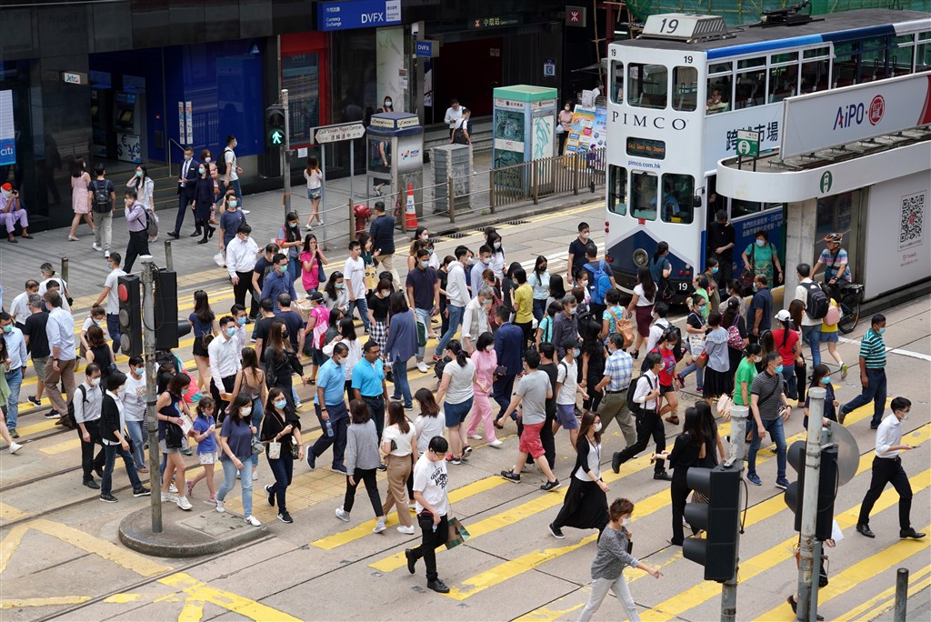 在相隔約半個月後,香港近日再度出現群體感染武漢肺炎事件,累計確診感染人數為1087人。圖為香港中環。(中新社提供)