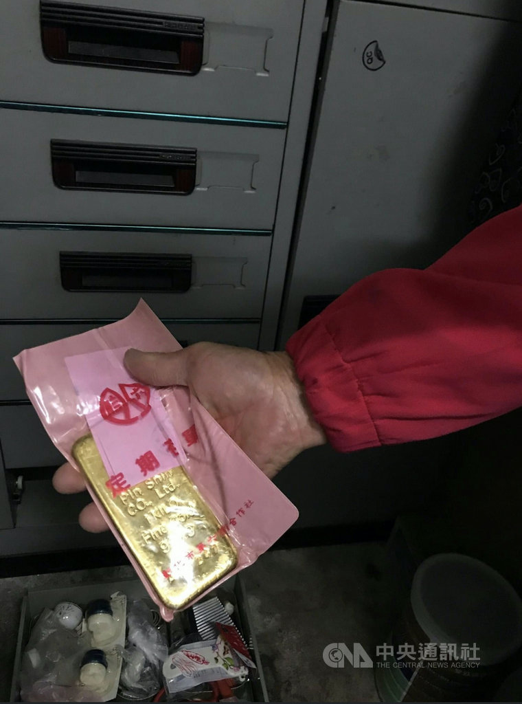 彰化市有婦人撿回遭丟棄的舊鐵櫃,外傭打掃時碰倒鐵櫃,掉出一塊金條,婦人輾轉找到鐵櫃主人的後代子孫,物歸原主。(翻攝照片)中央社記者吳哲豪傳真 109年6月1日