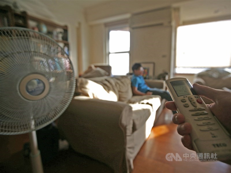 台電夏月電價1日上路,以2019年夏季用電推估,一般家庭平均電價將較非夏月多新台幣410元,能源局呼籲民眾落實「一看、二清、三放心」口訣,省電節能也省荷包。(示意圖/中央社檔案照片)