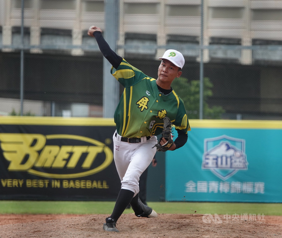 109年玉山盃青棒賽敗部賽事,屏東縣與宜蘭縣交手,屏東縣隊陳冠宇(圖)先發好投,打線敲15安,潘宥誠跑出場內全壘打,以17比2、6局拿勝,保住晉級生機。中央社記者謝靜雯攝 109年6月1日