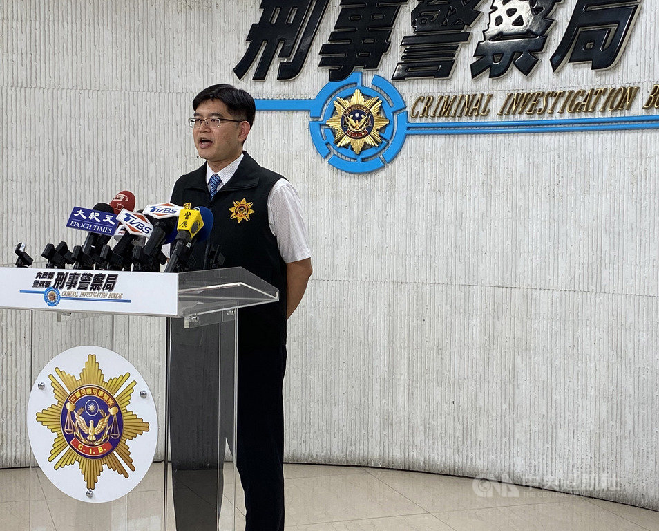 刑事局1日舉行破案記者會,國際科第二隊長蘇立琮(圖)表示,警方和馬來西亞警方跨國合作,成功在台中地區緝捕自稱「拿督斯里」的馬來西亞籍詐欺犯吳帝慶,並遣返出境。中央社記者黃麗芸攝 109年6月1日
