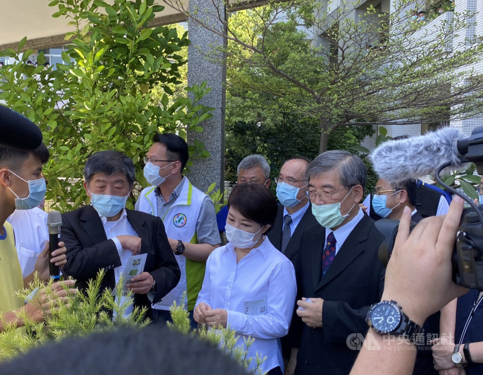 衛福部長陳時中(左2)1日在台中市長盧秀燕(前右2)陪同下,前往台中潭子區私立弘文中學,參觀校內香草花園栽植的香草。(民眾提供)中央社記者趙麗妍傳真 109年6月1日