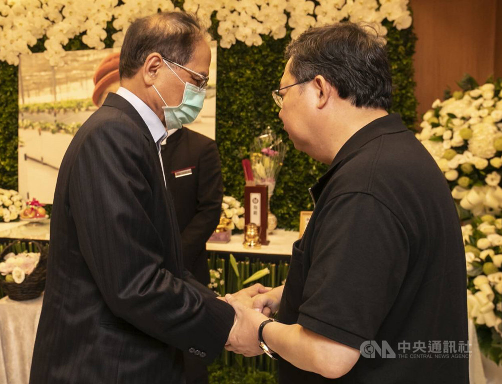 桃園市長鄭文燦母親鄭邱碧回的靈堂2日開放民眾弔唁,立法院長游錫堃(左)前往捻香,並上前與鄭文燦(右)握手,希望他能保重身體、節哀順變。(讀者提供)中央社記者吳睿騏桃園傳真 109年6月2日