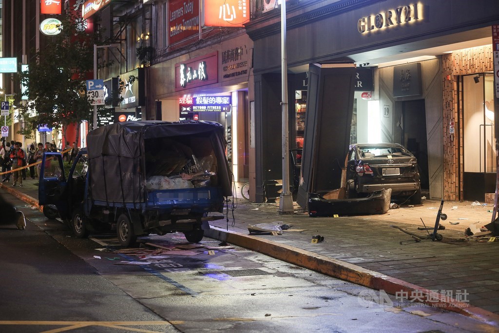 台北市南京東路4段107年10月11日下午發生死亡車禍,男子謝亞軒開車撞上在路旁卸貨的一輛貨車後,再衝入人行道及騎樓,造成3人死亡。(中央社檔案照片)