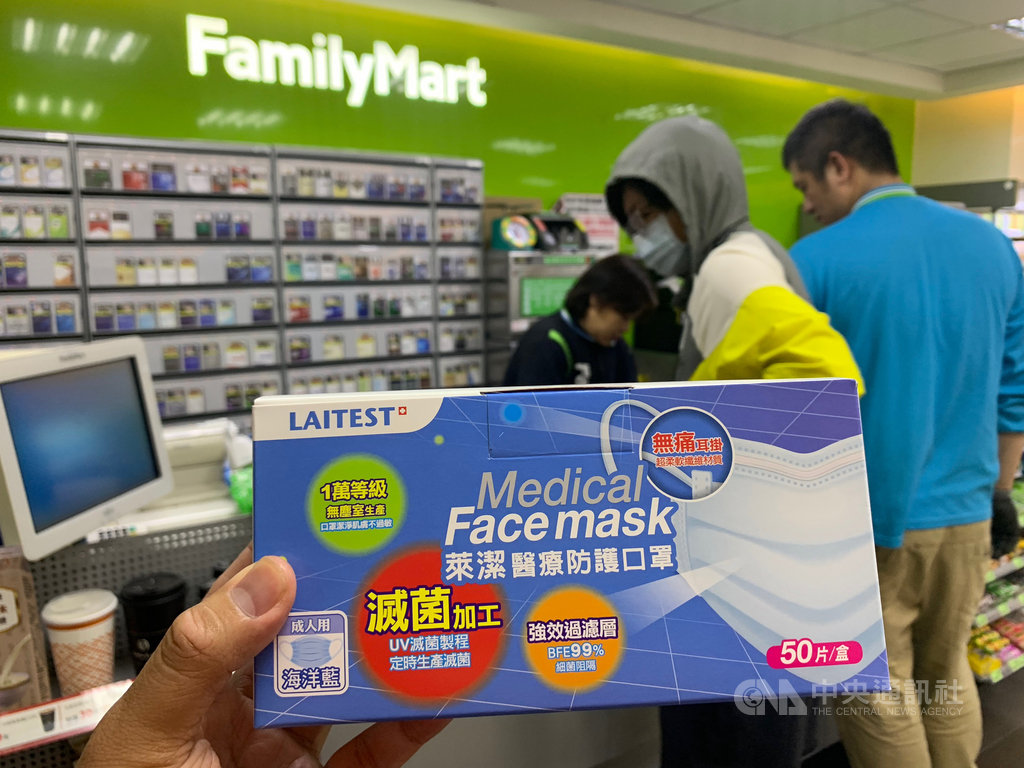口罩銷售1日解禁,超商、藥妝、量販業者都加入戰局。台北一間全家便利商店2日凌晨4時進貨,有民眾熬夜等待貨運將口罩送到,立刻購買。中央社記者張新偉攝 109年6月2日