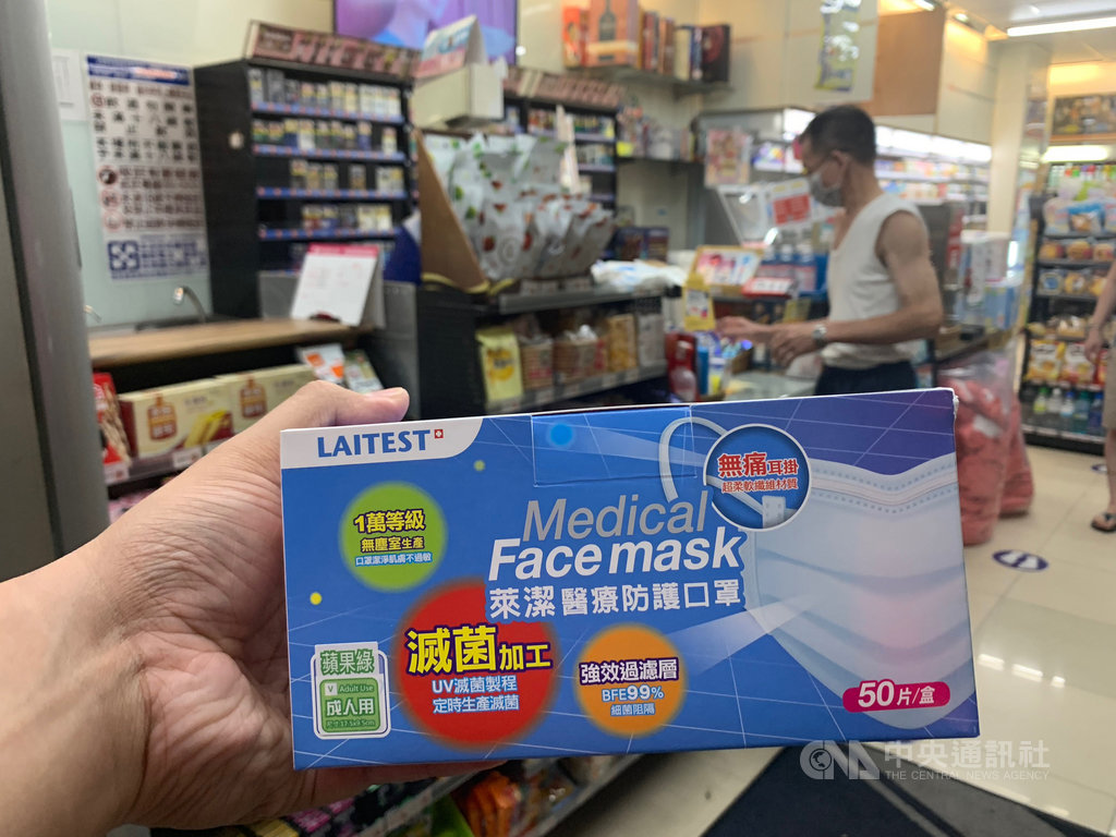 口罩銷售1日解禁,超商、藥妝、量販業者都加入戰局。台北一間萊爾富2日凌晨進貨,口罩一上架販售就有民眾購買。中央社記者張新偉攝 109年6月2日