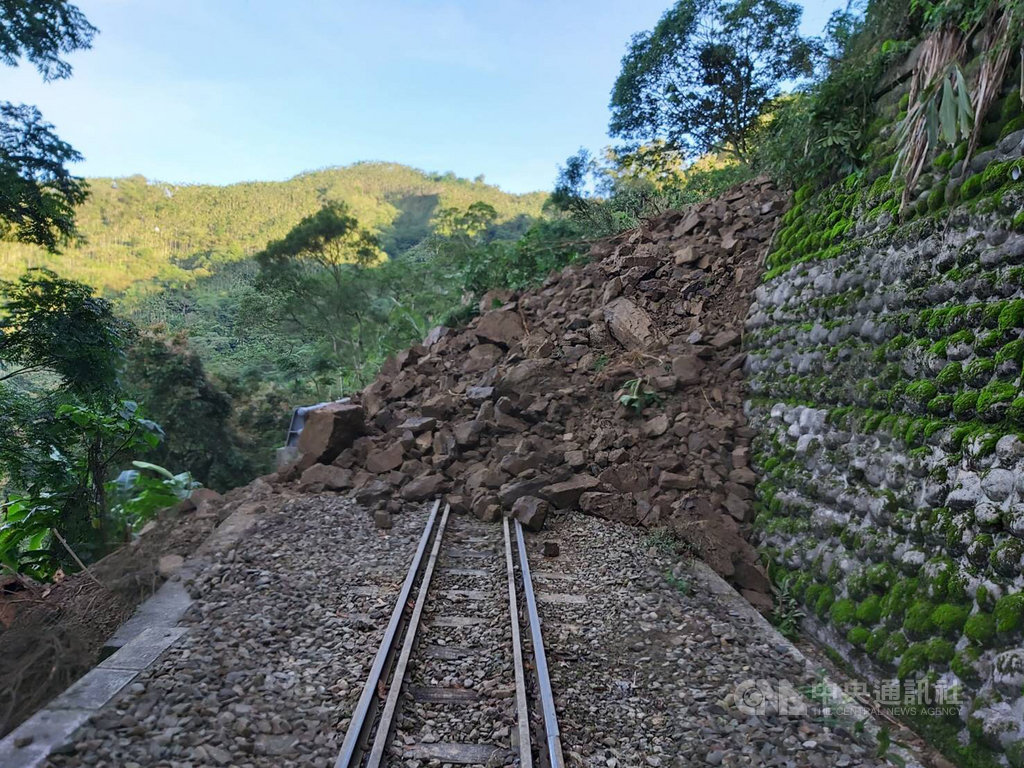 邊坡土石滑落阿里山林鐵嘉義到十字路停駛 生活 中央社cna