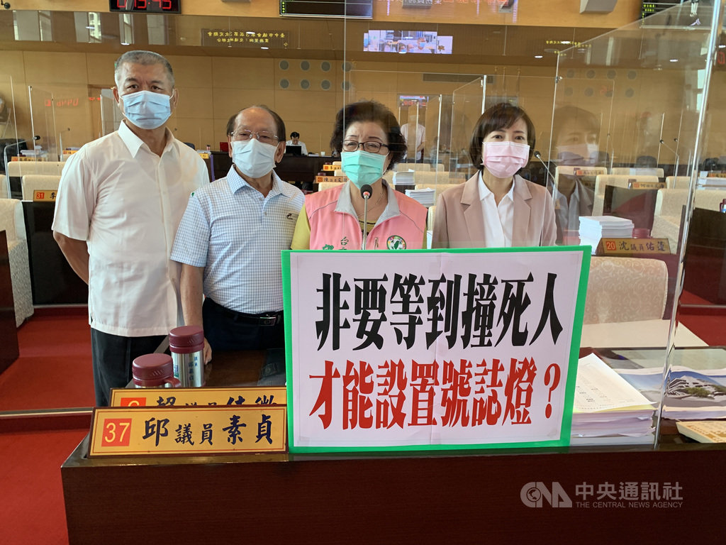 台中市南區台中路與仁和二街口經常發生車禍,民眾多次陳情裝置紅綠燈都遭市府打回票,台中市議員邱素貞(右2)2日為民請命,盼設置紅綠燈號誌,提醒市府不要非要等鬧出人命才有感,避免造成更大民怨。中央社記者郝雪卿攝 109年6月2日