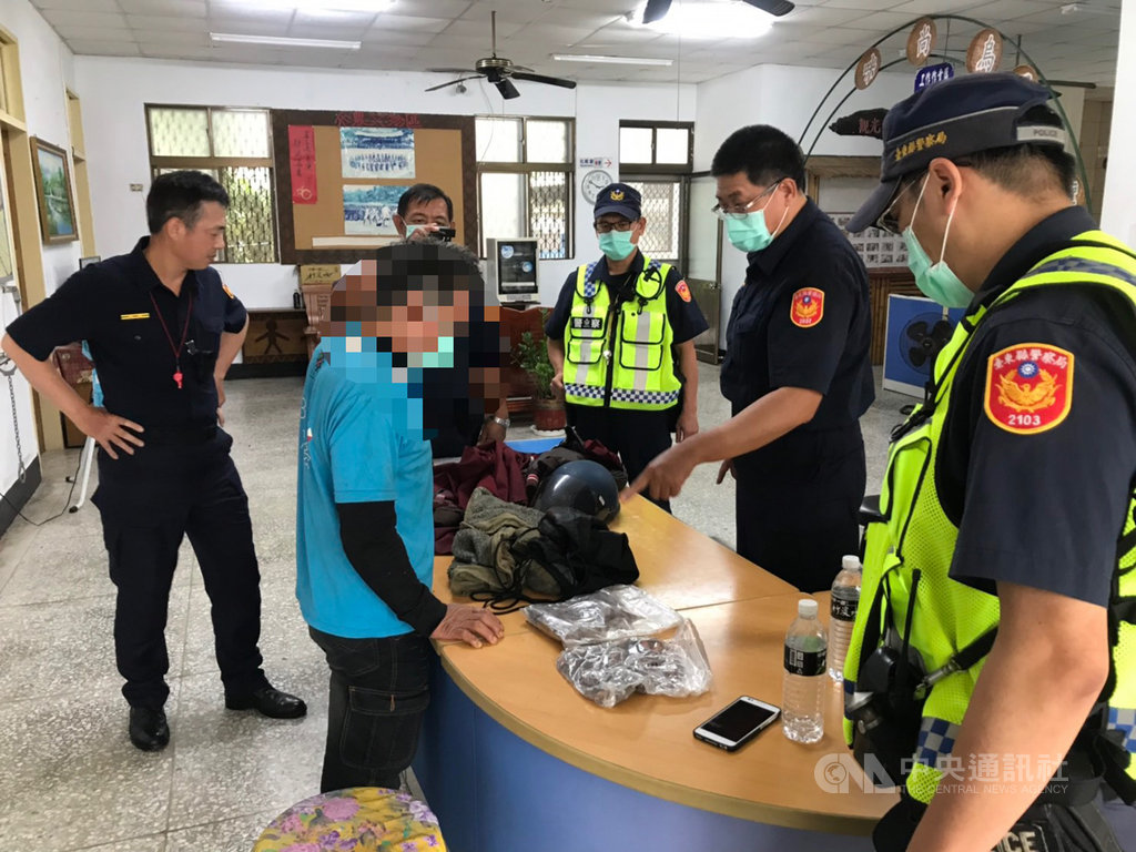 警方與林務局聯手出擊,日前抓到山老鼠慣犯,經搜查發現,犯嫌外套夾層內藏匿兩包牛樟芝,人贓俱獲,警方訊後依違反森林法及竊盜罪嫌送辦。(台東縣警察局提供)中央社記者李先鳳傳真 109年6月2日