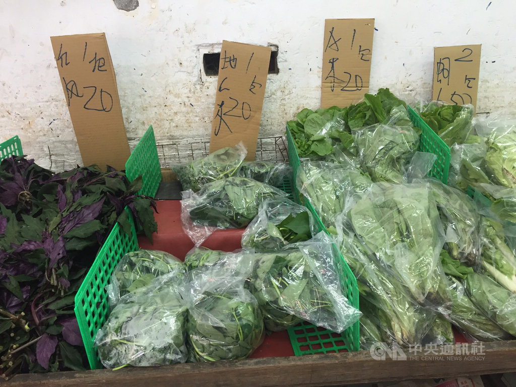 農委會官網顯示,台北果菜批發市場2日整體葉菜類交易均價,對比5月22日起下豪雨前的5月19日漲6成3,傳統市場短期葉菜零售價,從上週的2包新台幣25元,變成每包20元較多,只剩少部分還有2包或3包50元特價。中央社記者楊淑閔攝 109年6月2日
