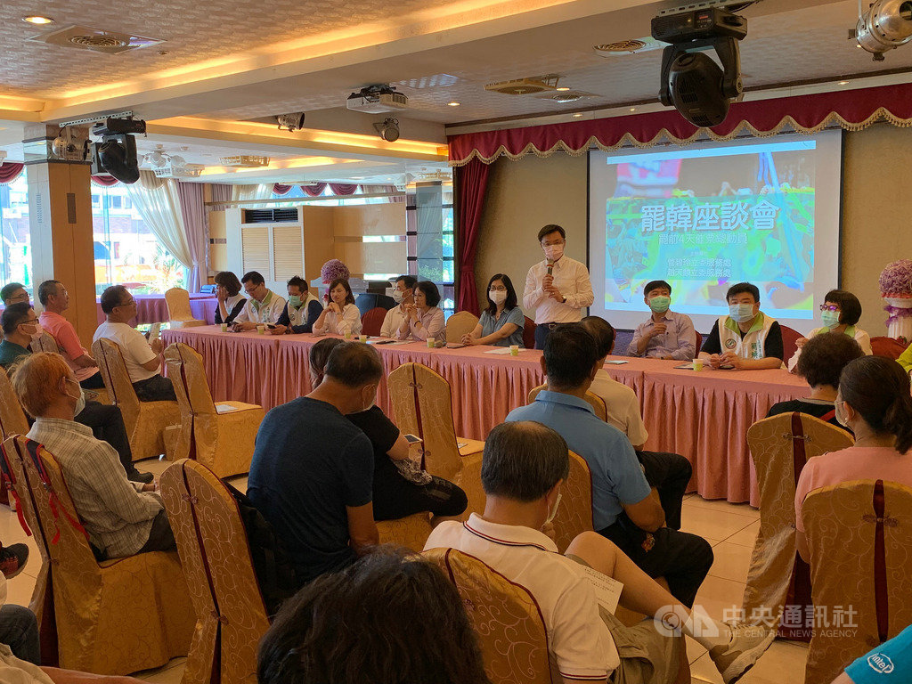 高雄市長韓國瑜罷免案6日即將投票,民進黨高雄市黨部主委趙天麟(後右4)2日與黨籍立委管碧玲主辦「罷韓座談會」催票,鼓勵民眾積極行使公民權。中央社記者王淑芬攝 109年6月2日