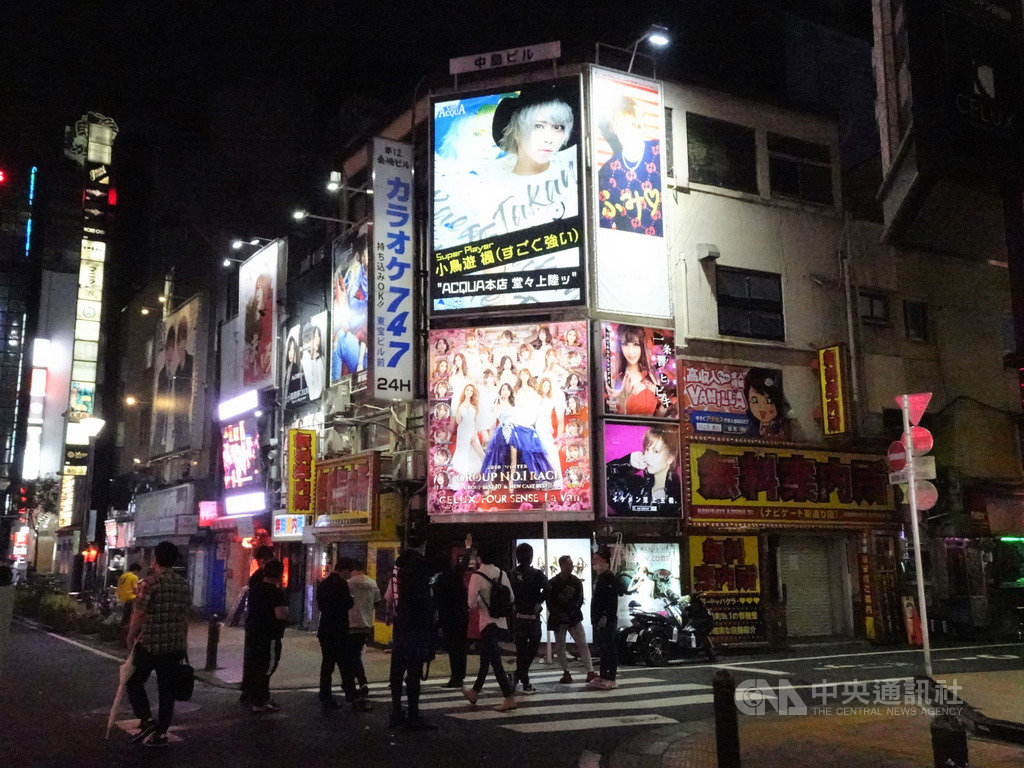 東京在5月25日解除緊急事態宣言後,新宿歌舞伎町鬧區人潮漸多。近日武漢肺炎確診病例增,東京都知事小池百合子呼籲市民夜間盡量少外出。中央社記者楊明珠東京攝 109年6月2日