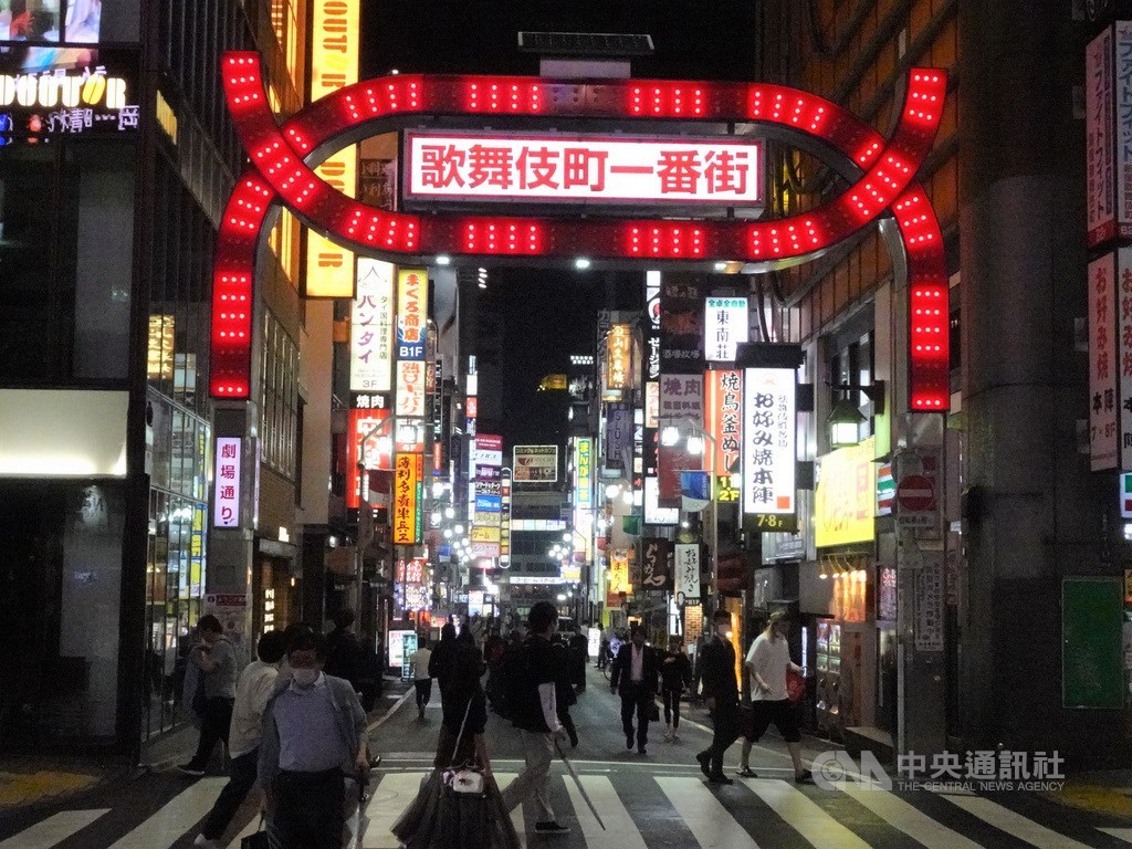東京2日武漢肺炎新添34起確診病例,疫情有惡化跡象,東京都知事小池百合子籲民眾夜間少外出。圖為東京夜間鬧區新宿歌舞伎町。中央社記者楊明珠東京攝 109年6月2日
