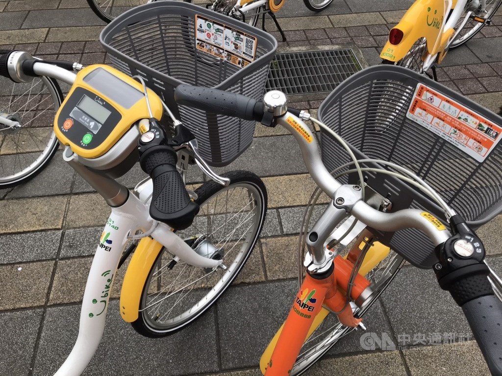 YouBike 2.0與一代(右)不同的是,2.0車身為白色(左),租借方式有悠遊卡跟掃描QR Code兩種方式。(中央社檔案照片)